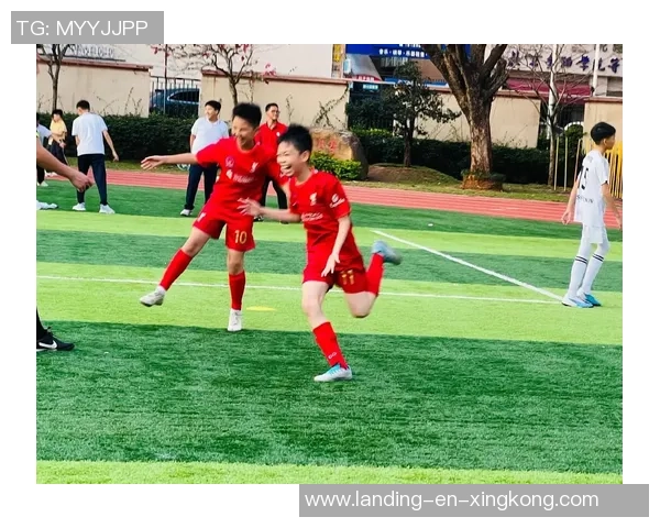 掌握足球头顶球技术的要点与训练方法提升你的比赛表现与技巧水平